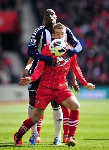 Southampton's Steven Davis (R) clashes with West Bromwich Albion's Marc-Antoine Fortune in Southampton, April 27, 2013